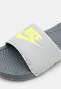 Nike Sportswear VICTORI ONE SLIDE UNISEX - Mulas - grey fog/volt/smoke grey