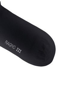 Calza nera in tessuto a maglia, con punta rinforzata. Testo "RAGNO III" intrecciato in bianco sul lato. Texture complessivamente liscia.