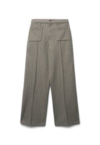Pantaloni grigi a gamba larga con pieghe frontali, due ampi taschini sul davanti e una vita con bottoni.