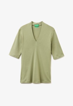 Camiseta de manga corta color verde claro con cuello en V, dobladillo recto y textura de tela suave y lisa.