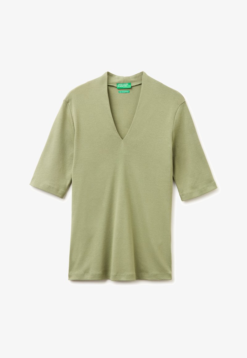 Hellgrünes Kurzarmhemd mit V-Ausschnitt, geradem Saum und weicher, glatter Stoffstruktur.