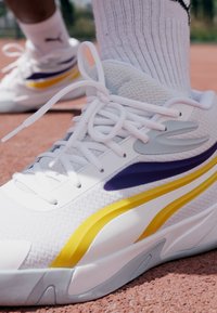 Puma COURT PRO  - Zapatillas de baloncesto - yellow sizzle/team violet