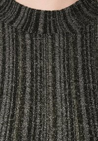 Pletený top s ribovanou strukturou, s vysokým výstřihem, v tmavě kovově zelené barvě s třpytivými nitěmi.