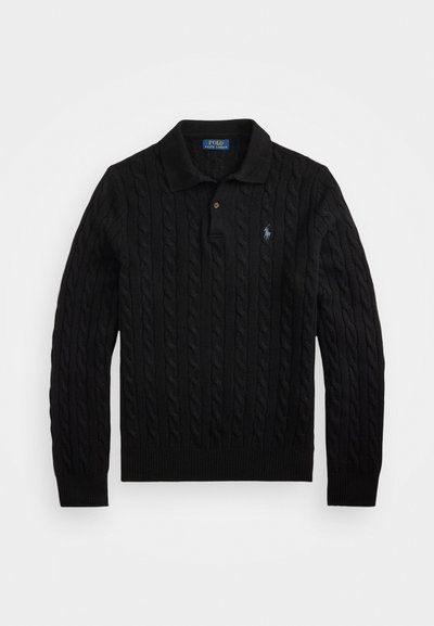 Pull polo noir en tricot avec motif en câble, col boutonné, manches longues et petit logo sur la poitrine en couleur contrastante.