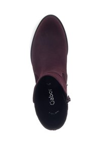 Bordeaux enkelboot van suede met een gestructureerde afwerking, ronde neus en een zijrits. Bevat een gevoerde binnenzool en een platte zwarte zool.