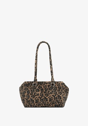 Sac à main à motif léopard en tissu texturé. Il dispose de deux poignées, de quincaillerie en argent, et d'une forme structurée avec des côtés angulaires.