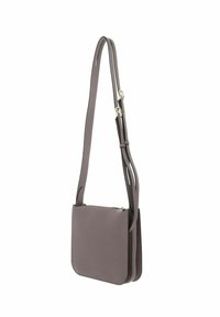 Bolso bandolera de cuero gris con forma rectangular y plana, correa ajustable y textura suave; cuenta con un cierre sencillo de cremallera.