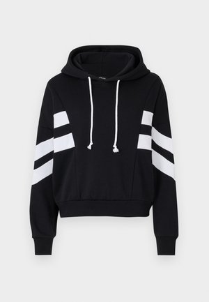 Hanorac scurt negru cu accente albe în dungi pe mâneci și cu un glugă cu șnur. Fabricat dintr-un material moale, cu o croială lejeră.