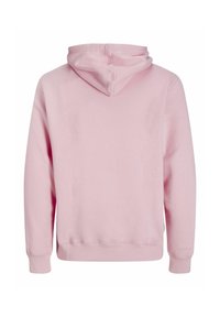 Lyserød hættetrøje med blødt, struktureret stof, en kengurulomme, ribkanter ved ærmerne og en ensfarvet ryg uden nogen designs.