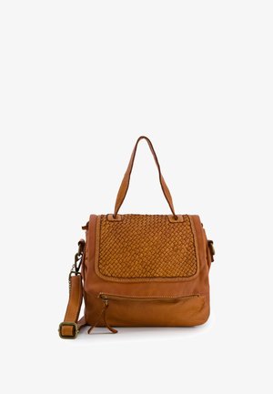 Helle Lederhandtasche mit gewebter Textur auf dem Deckel, einem Hauptfach und einem verstellbaren Schultergurt. Verfügt über eine Reißverschlusstasche auf der Vorderseite.