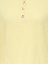 Lysegul strikkelue med krage og fire hjerteformede knapper i gull med hvite sentre. Myk tekstur og tettsittende design.