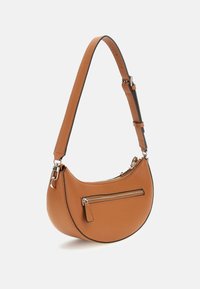Sac à épaule en cuir tan, de forme courbée, avec une bandoulière ajustable, une fermeture éclair sur le dessus et une poche zippée à l'avant présentant une texture subtile.