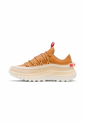 Hellbrauner und beiger Sneaker mit dicker weißer Sohle, rotem Zuglasche, schnurartigen Schnürsenkeln und robustem Profil für den Outdoor-Einsatz.