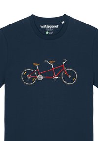 Marine t-shirt met een rode tandemfiets afbeelding. De fiets heeft bruine zittingen, metallic zilveren details en zwarte banden met gele reflectoren.