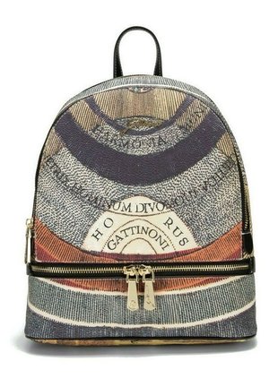 Canvas-Rucksack in runder Form, mit einem mehrfarbigen Muster und goldenen Hardware-Akzenten, einschließlich einer vorderen Reißverschlusstasche.