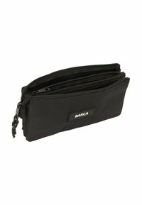 Czarna prostokątna saszetka z trzema zamykanymi na zamek komorami oraz małą etykietą "BARCA" na przednim panelu.