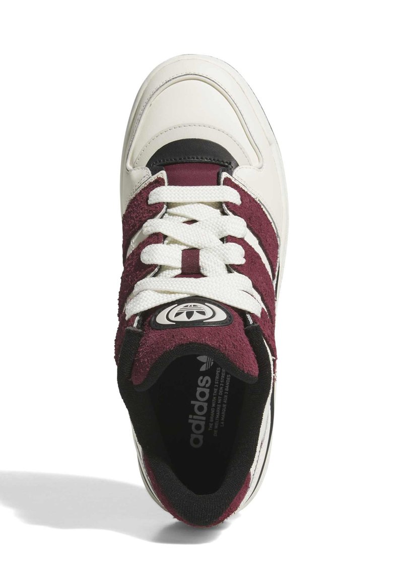 Baskets en cuir blanc avec des accents en daim bordeaux, bout arrondi, lacets blancs épais et logo noir sur la languette. Tige texturée et col rembourré.