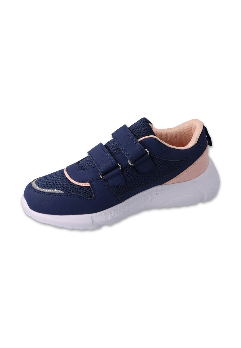Granatowe buty sportowe z siateczkową cholewką, różowymi akcentami i podwójnymi zapięciami na rzep. Biała gumowa podeszwa z teksturowanym wzorem.