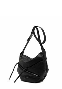 Borsa a spalla in pelle nera dal design morbido, con molteplici tasche con zip angolate e una tracolla regolabile. Texture liscia con hardware minimale.