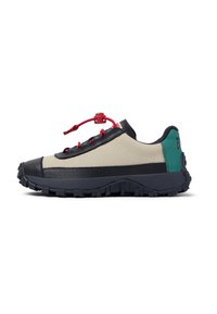 Zapatilla ligera con parte superior de tejido beige, acentos en azul marino, cordones rojos y suela de goma negra. Presenta una superficie texturizada y un diseño de punta redonda.