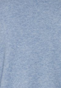 Světle modrá pletená tkanina s jemnou strukturou. Ukazuje konzistentní vzor, který naznačuje pohodlný a ležérní design.