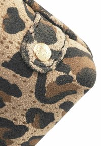 Plånbok i leopardmönstrad mocka med ett guldigt knappstängning och en texturerad yta med svarta och bruna djurmönster.
