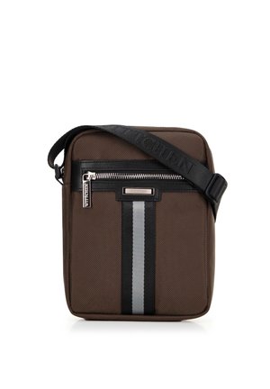 Borsa a tracolla in nylon marrone con dettagli in pelle nera, zip argentata e design a strisce frontali. Tracolla regolabile per personalizzazione.