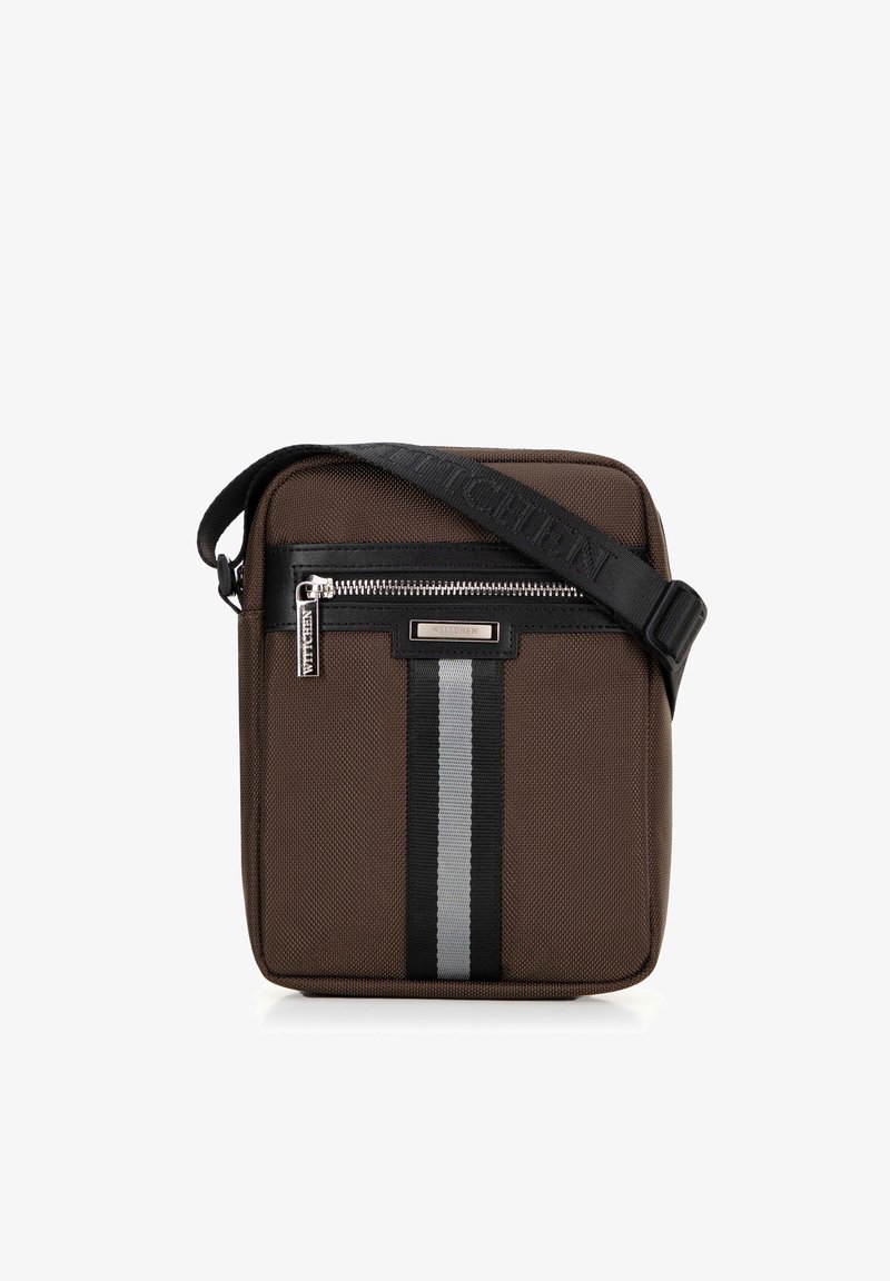 Borsa a tracolla in nylon marrone con dettagli in pelle nera, zip argentata e design a strisce frontali. Tracolla regolabile per personalizzazione.