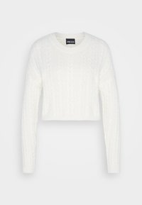 Weißer, kurzer Pullover mit langen Ärmeln, der ein strukturiertes Kabelstrickmuster und einen runden Halsausschnitt aufweist. Etikett mit der Aufschrift "Pieces."