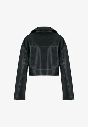 Mustast kunstnahast lühike jakk pikkade varrukatega ja lai krae, nähtud tagant valgel taustal.