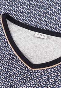 Marinblå topp med geometrisk design och diamanter i blå accenter, V-ringning och kontrasterande krage. Märkesetikett synlig.