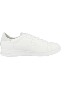 Sneaker bianchi in pelle con suola piatta, punte arrotondate, cinque occhielli e dettagli perforati sui lati; pannello posteriore testurizzato.