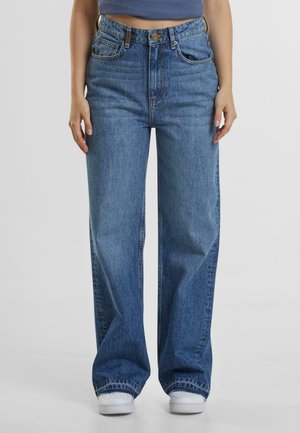 Wide-leg jeans in light blue denim. High-waisted with a classic five-pocket design. Distinctive stitching along the hem and seams.