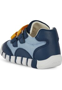Sneaker per bambini con tomaia in sintetico blu, dettagli in rete, due strap in Velcro regolabili e suola in gomma bianca con scanalature testurizzate.