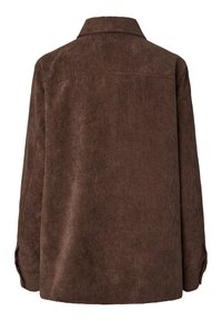 Καφέ πουκάμισο μακρυμάνικο από κορδούρα με γιακά, εμφανιζόμενο από πίσω σε λευκό φόντο.