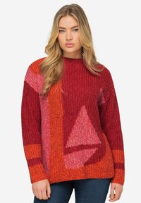 Strickpullover mit leuchtend roten, rosa und orangefarbenen geometrischen Mustern, locker geschnitten, Rundhals und langen Ärmeln.