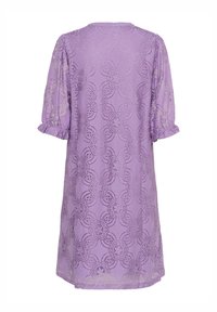 Violetme zīda kleita ar ziedu rakstu, īsām puķainām piedurknēm un apaļu kakla izgriezumu. Audums rotāts ar sarežģītiem izgriezumiem visā virsmā.