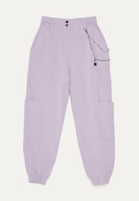 Jasnofioletowe spodnie cargo z elastycznym paskiem w talii, dwiema bocznymi kieszeniami i detalem w postaci łańcuszka. Wykonane z gładkiego materiału, o luźnym kroju.