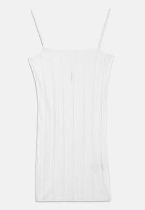 Witte geribbelde midi-jurk gemaakt van een rekbare stof. Heeft dunne spaghetti-bandjes en een aansluitende silhouet met verticale lijnen.