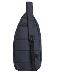 Granatowa, wyściełana torba na ramię z regulowanym czarnym paskiem i plastikową klamrą na białym tle.