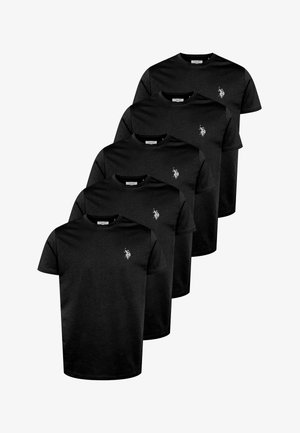 Černé bavlněné trička vystavenáve stohu, s kulatým výstřihem a krátkými rukávy, s malým bílým logem na levé hrudi.