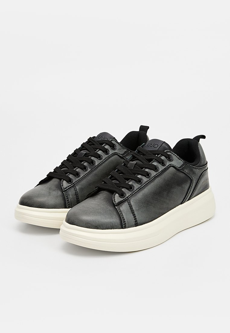 Sneaker in pelle nera con finitura liscia, suola in gomma bianca, punta rotonda e chiusura con lacci neri.