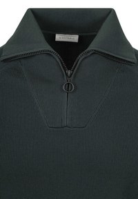 Dunkelgrüner Pullover mit einem Halbreißverschluss-Kragen. Rippstruktur und eine schmale vertikale Naht entlang der Vorderseite. Mit einem runden schwarzen Reißverschluss-Zipper.