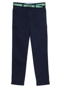 Pantaloni di cotone blu navy con una cintura a righe verdi e bianche, caratterizzati da un design a gamba dritta e tasche frontali. Tessuto morbido, stile casual.