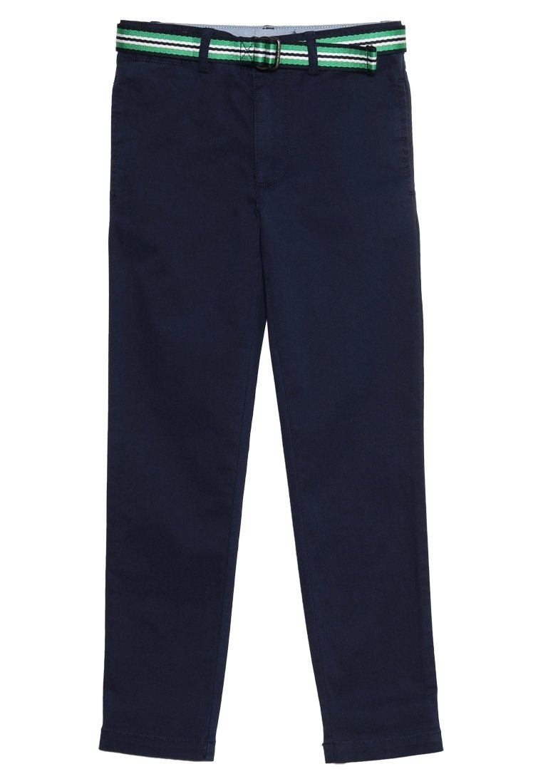 Pantaloni di cotone blu navy con una cintura a righe verdi e bianche, caratterizzati da un design a gamba dritta e tasche frontali. Tessuto morbido, stile casual.