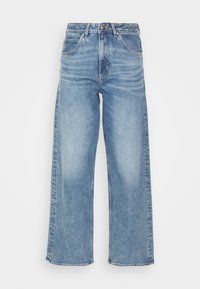 Jean en denim bleu clair à coupe droite, avec poches avant, passants de ceinture, fermeture par bouton et détails subtilement délavés sur les cuisses.