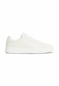 Zapatillas blancas de piel lisa con punta redondeada, cierre de cordones en la parte delantera, suela de goma plana y detalles de costura sutiles en los laterales.