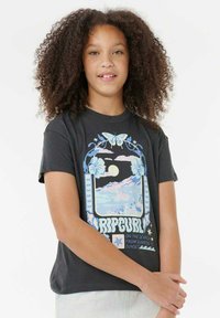 Zwart katoen t-shirt met een kleurrijke afbeelding van bergen, bloemen en een vlinder, met het merk "Ripcurl" duidelijk weergegeven.