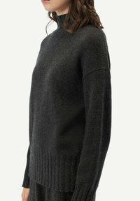 GOBI Cashmere Pullover - black