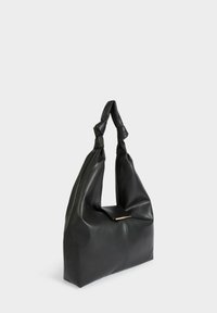 Borsa a mano in pelle nera con un design unico della maniglia attorcigliata, caratterizzata da una parte superiore annodata e un accento metallico sulla chiusura anteriore.